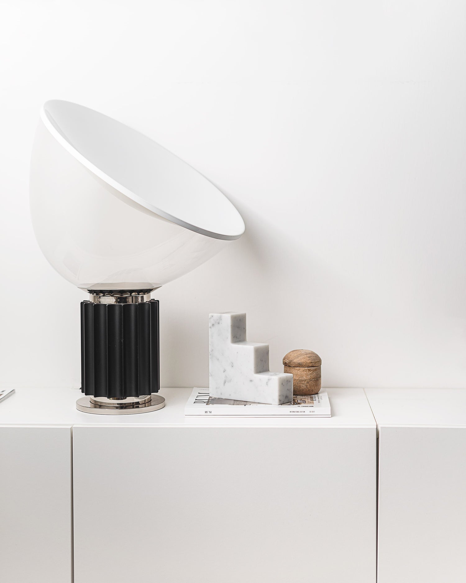 Li ho letti tutti - Bookend in white Carrara marble.